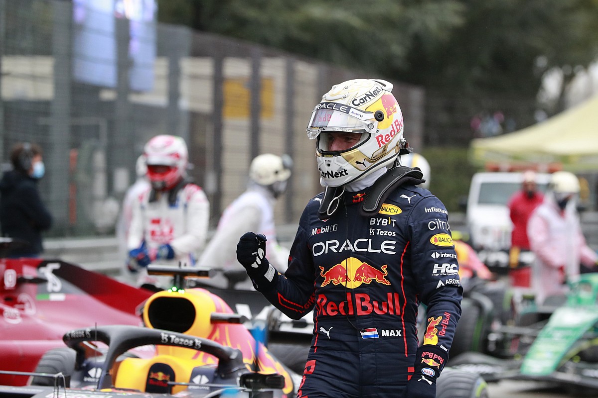 Checo Pérez queda en tercero, Max Verstappen vence a Leclerc en la Sprint Race