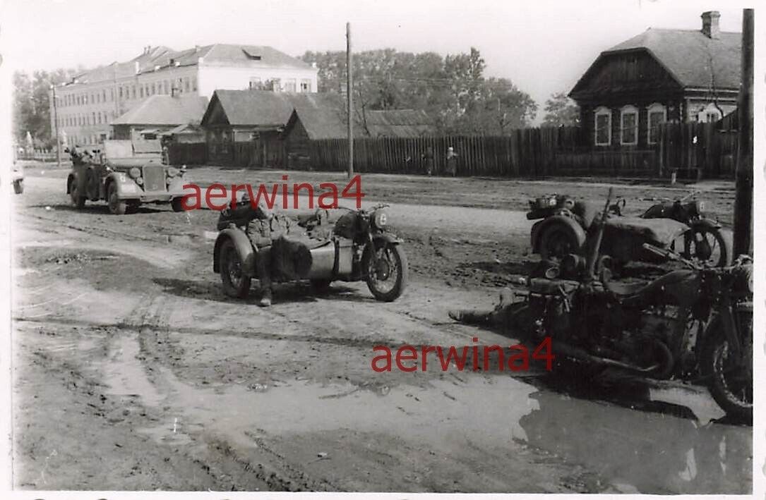 Schlafende Kradschützen Motorrad Zündapp 600 vor Parteihaus Bobruisk Ostfront 1941