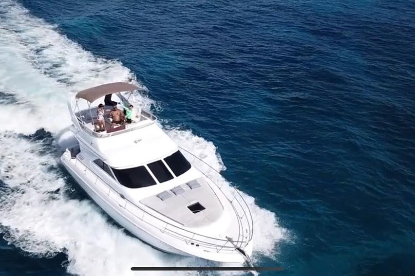 University 46 ft boat rental Cancun - Deck area with snorkeling equipment and professional crew service