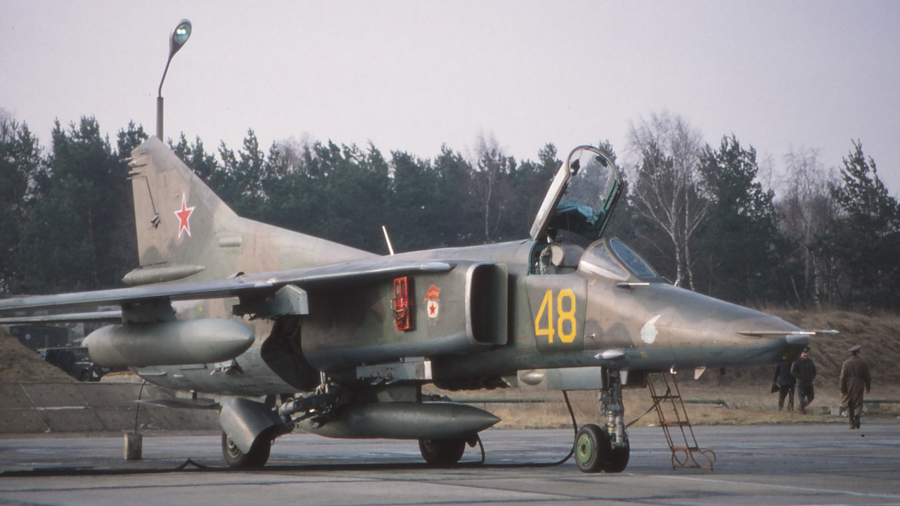 19 GvAPIB Mig-27D Yellow 48_61912559193 (2)