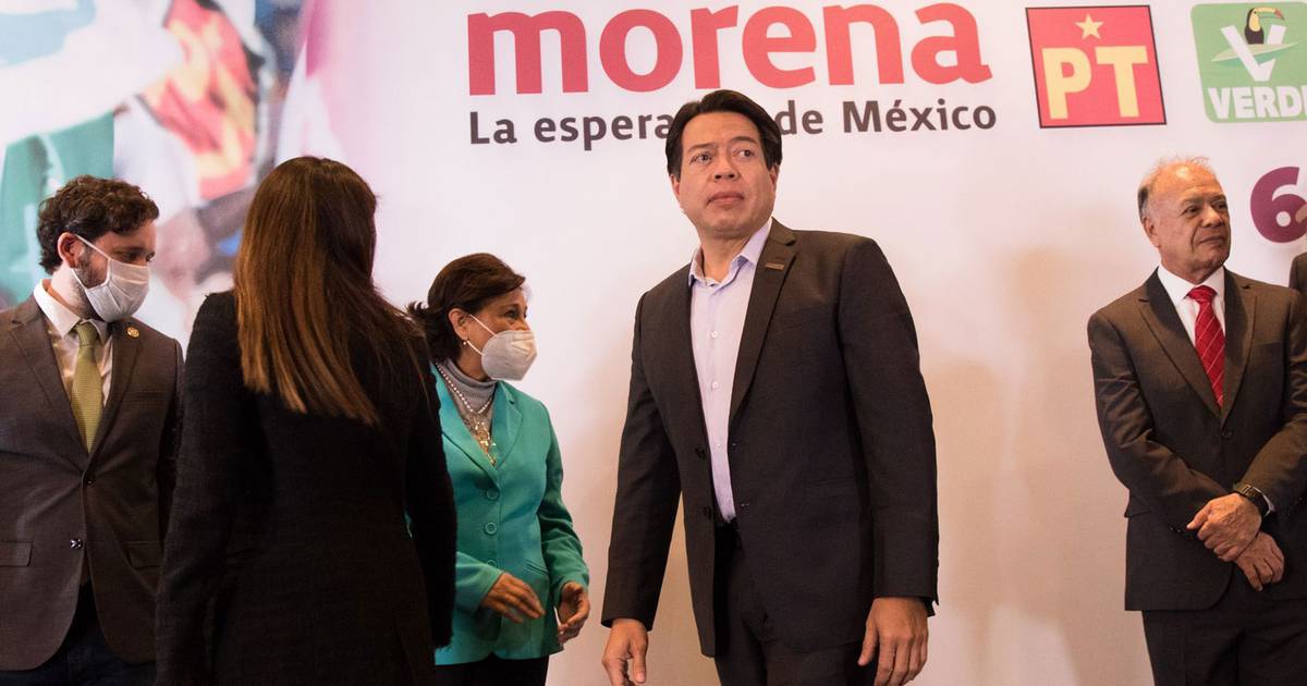 Candidata de Morena contrata show de mujer semidesnuda y canto