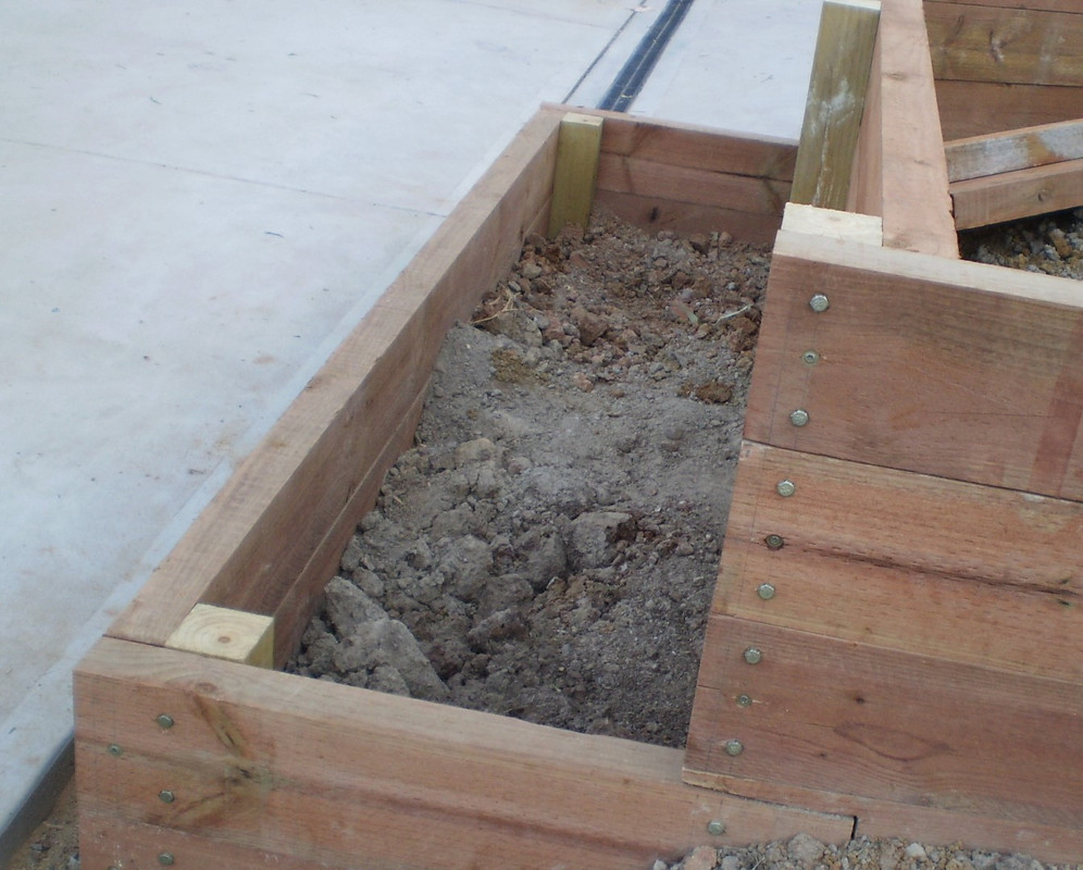 P8260565-low-bed-showing-some-carpentry-details-completed-26aug2019.jpg