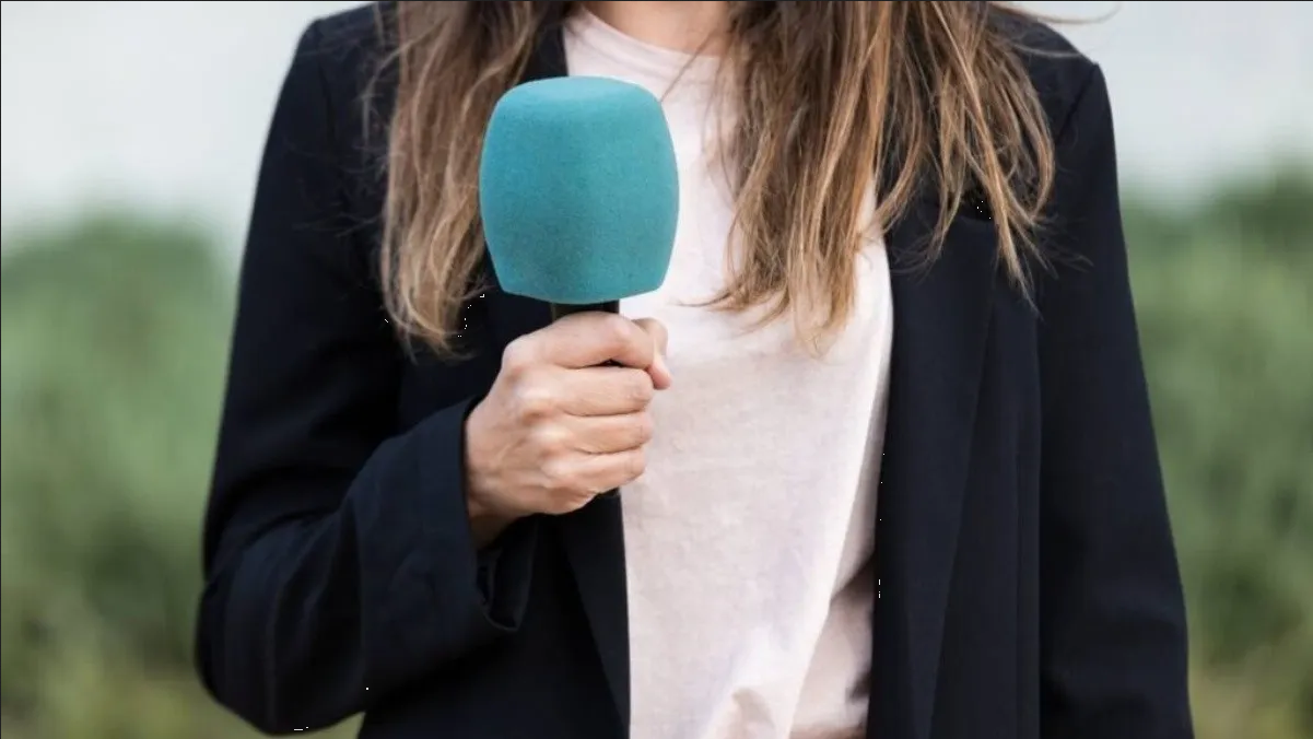 Video viral: Ave ataca a reportera en plena transmisión