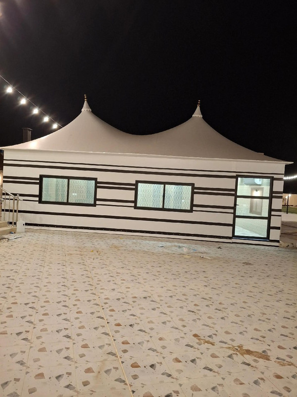 خيمة ملكية مع ستائر فاخرة