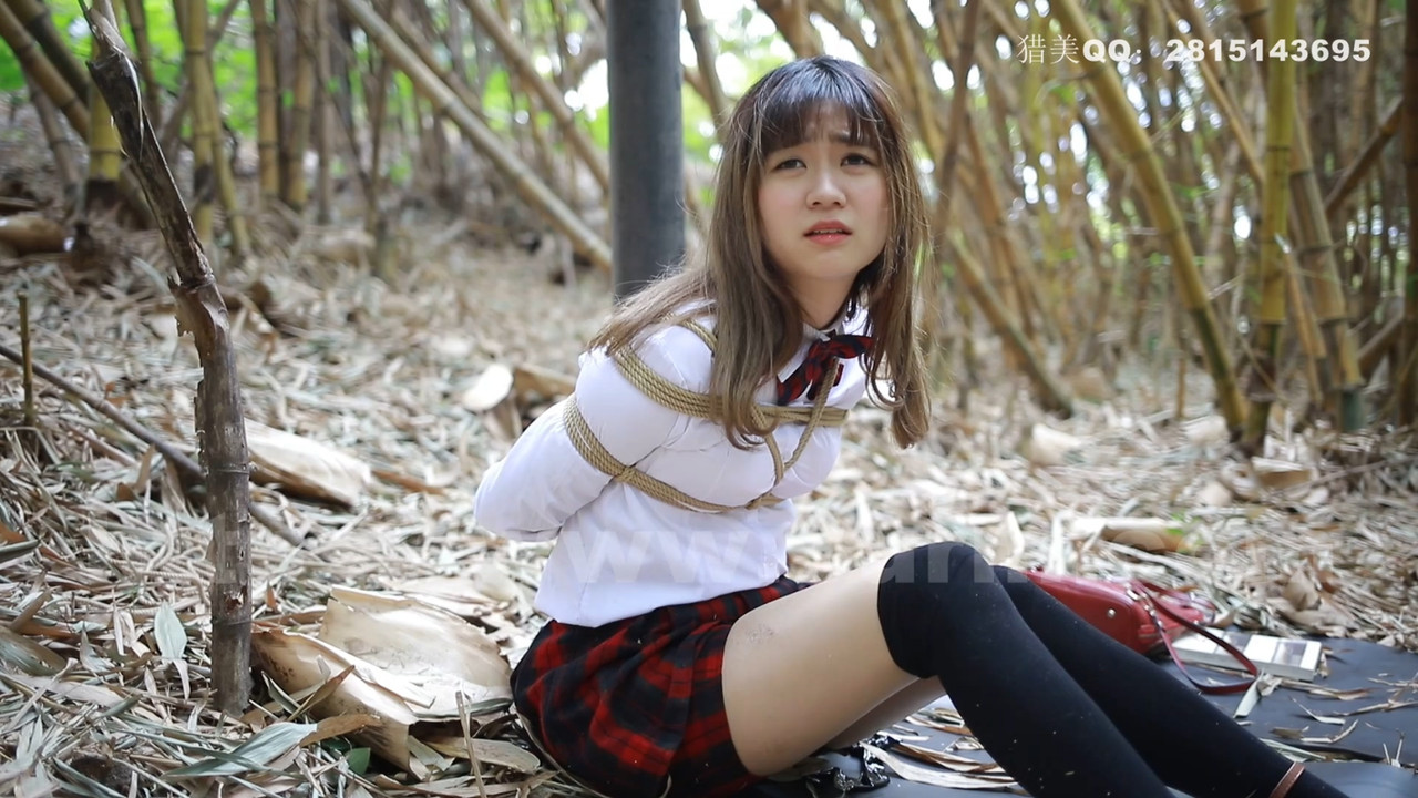 猎美 林中少女（上） 首部户外实景绑架片、首次双匪调教全程户外、剧情悬疑、更有清纯少女.mp4_20220510_081607.506