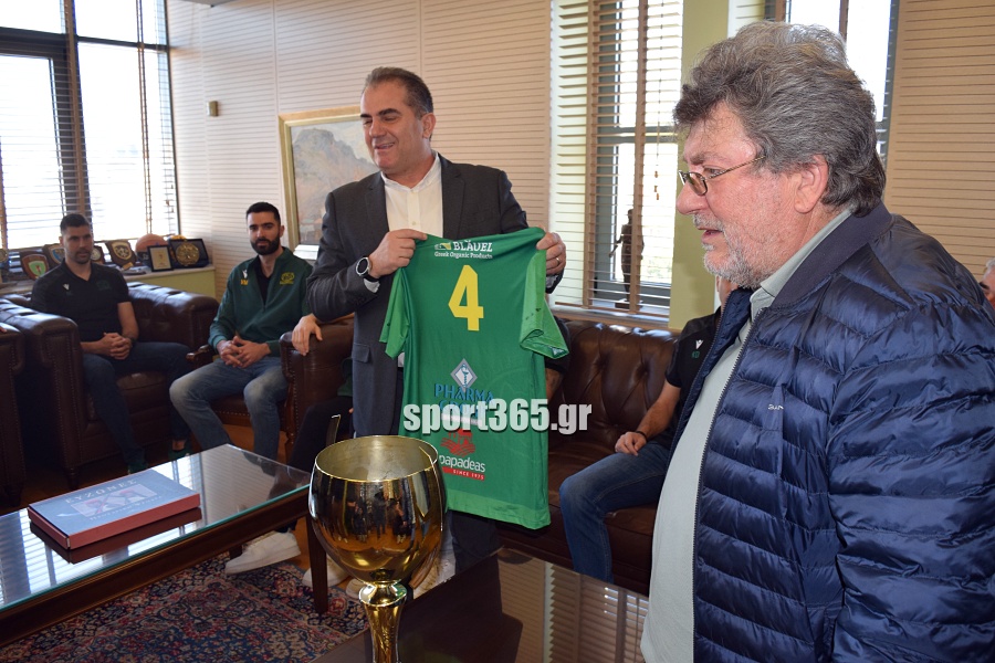 , Οι θριαμβευτές της Καλαμάτας ’80 στο Δημαρχείο: Η πόλη υποκλίθηκε στους πρωταθλητές! – «Να γιορτάσουμε και για την Μαύρη Θύελλα» (φωτο & βίντεο)