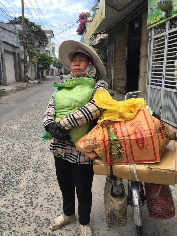 Hình ảnh phát gạo mì cho khu cách ly "Hòn Rớ" Nha Trang 15