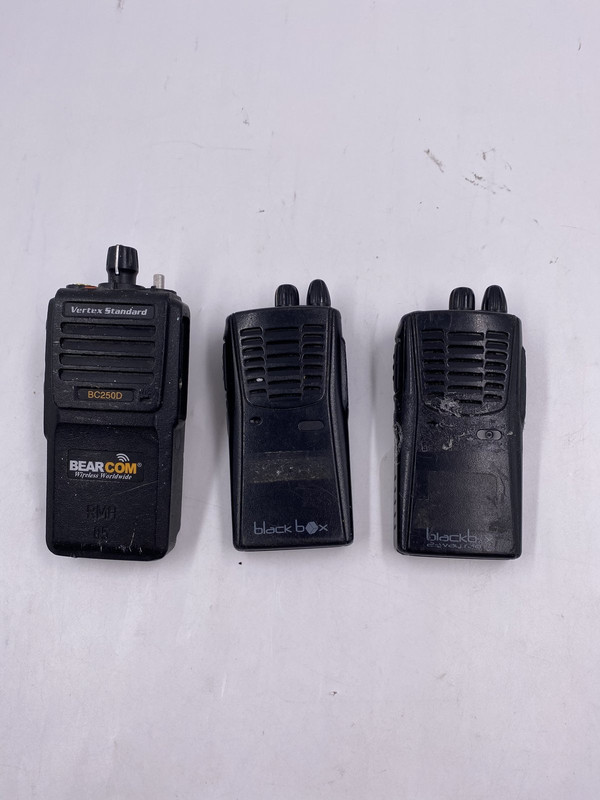 LOT OF 3 MOBILE RADIOS BC250D-G6-4 2* BLACK BOX-U