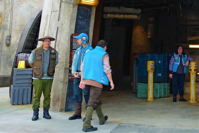 PERSONAJES EN STAR WARS: GALAXY'S EDGE - DISNEYLAND ~ STAR WARS: GALAXY'S EDGE, LA GUIA (19)