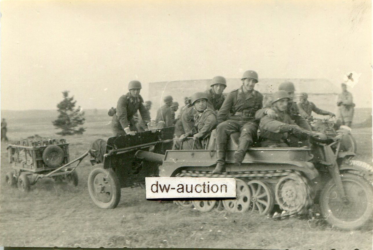 Fallschirmjäger mit Kettenkrad und Geschütz in H