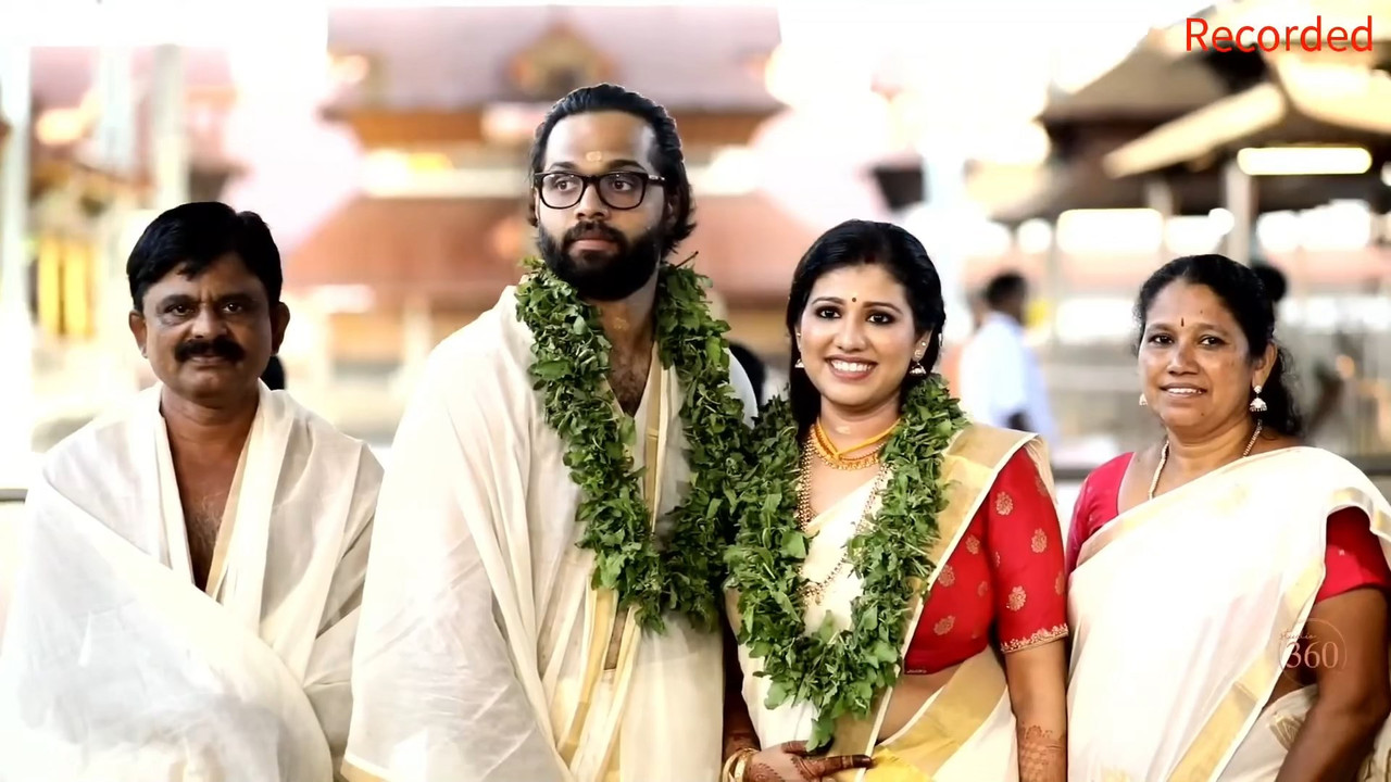 Malayali Bride Very Huge Breasts and Big Sexy Deep Navel Slips in Traditional Saree.mkv_snapshot_06.