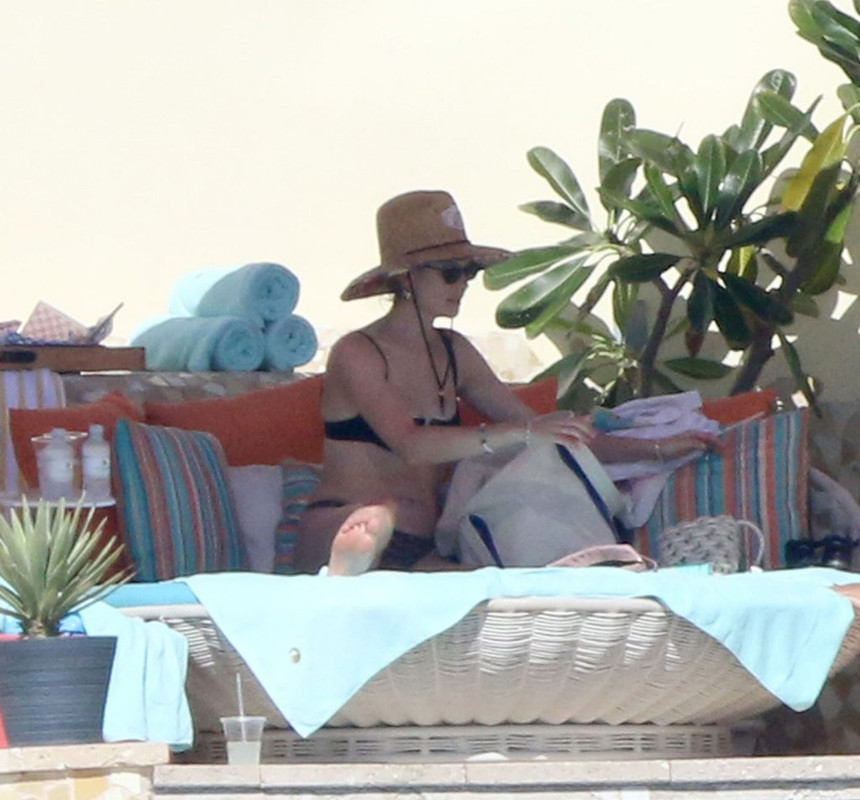 Behati-Prinsloo-Sexy-upskirtstars.com-11-1024x985 (2)