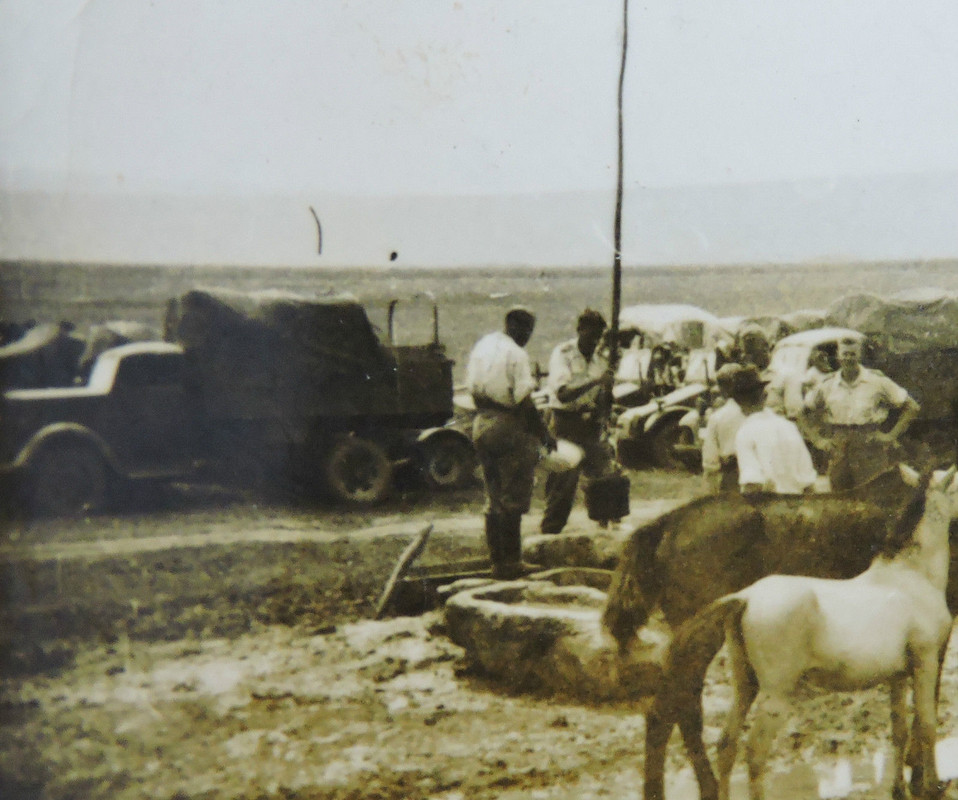 Foto 2. WK - WWII, LKW Kolonne an Wassertränke1