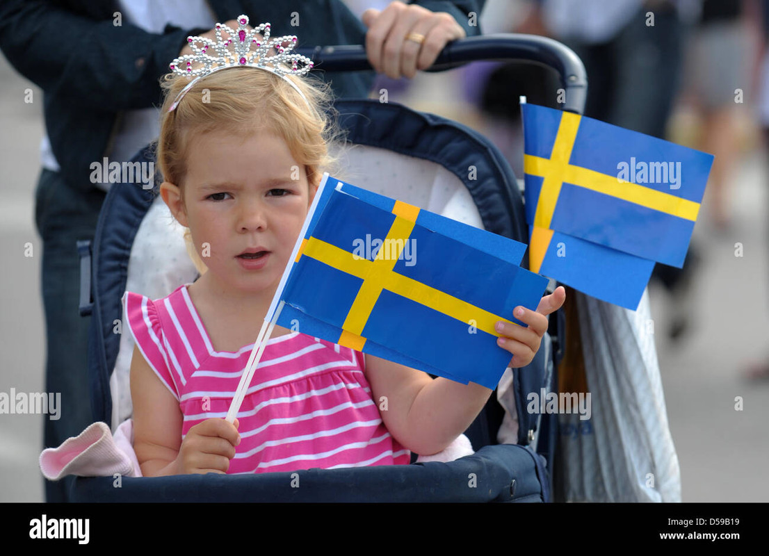 spectators-arrive-prior-to-the-wedding-of-crown-princess-victoria-D59B19