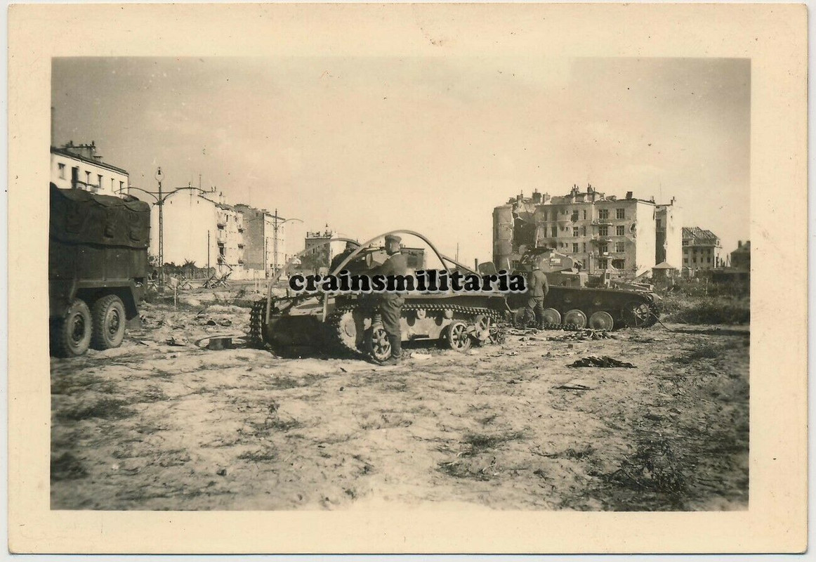 Orig. Foto Soldaten Art.Rgt.53 bei zerstörte Panzer Tank in WARSCHAU Polen 1939