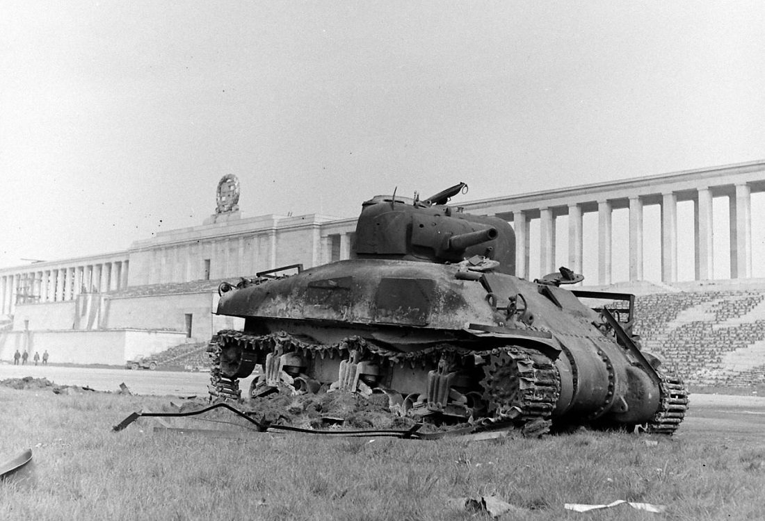 Nuremberg 1945 - Page 2 M4-Sherman-est-incendi-dans-le-Zeppelinfeld-au-Reichsparteitagsgel-nde-Nuremberg-Avril-1945