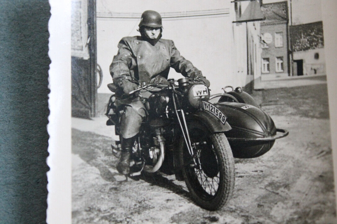 Foto Photo JA WK2 Wehrmacht Militär Motorrad Krad Kennzeichen Stahlhelm Mantel