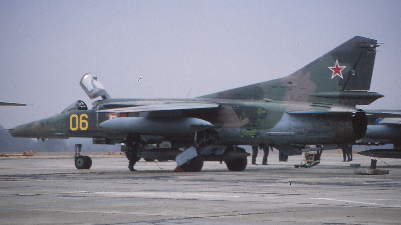 19 GvAPIB Mig-27D Yellow 06_61912560275 (2)