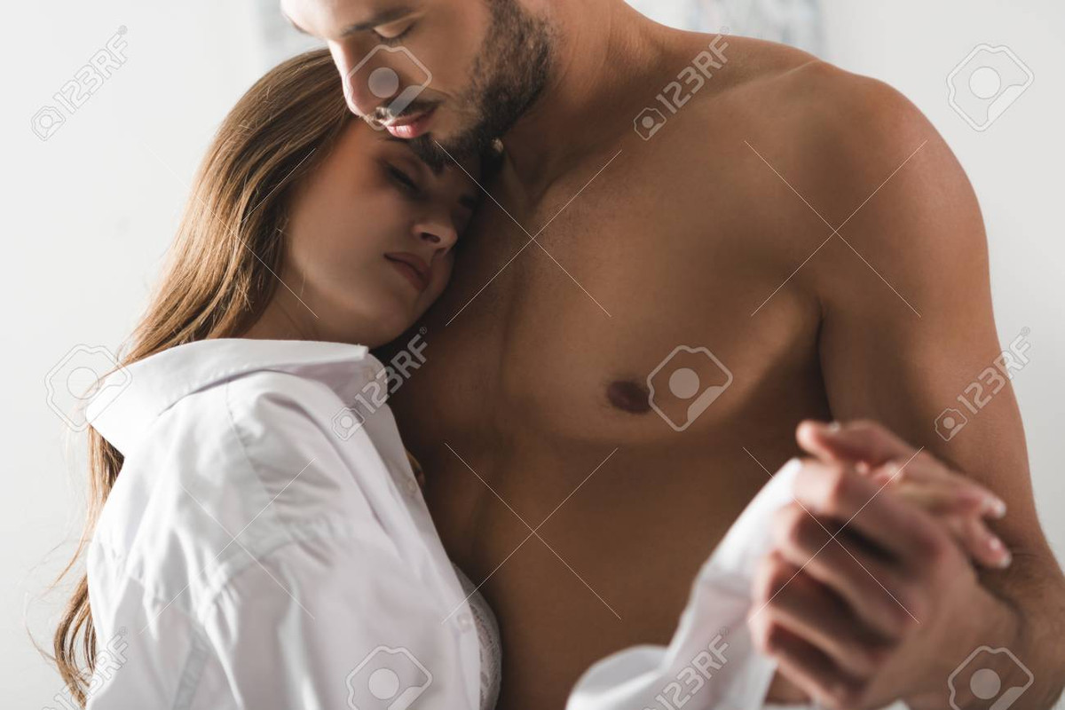 104664510-gros-plan-d-un-jeune-couple-s-duisant-dansant-la-maison-le-matin