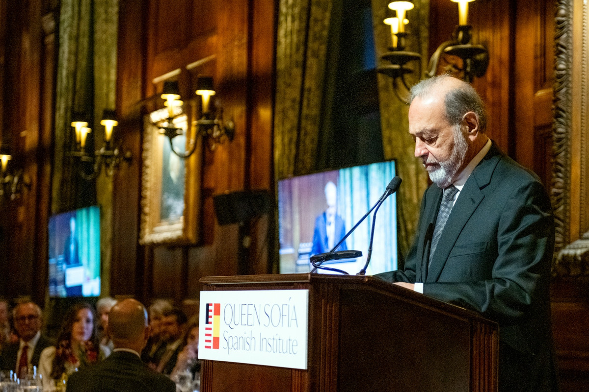 Carlos Slim recibe premio a la Excelencia de manos de la Reina Sofia