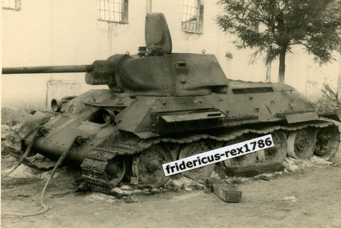 Foto Wehrmacht Russland Front HKL zerstörter russ. Panzer Tank T-34