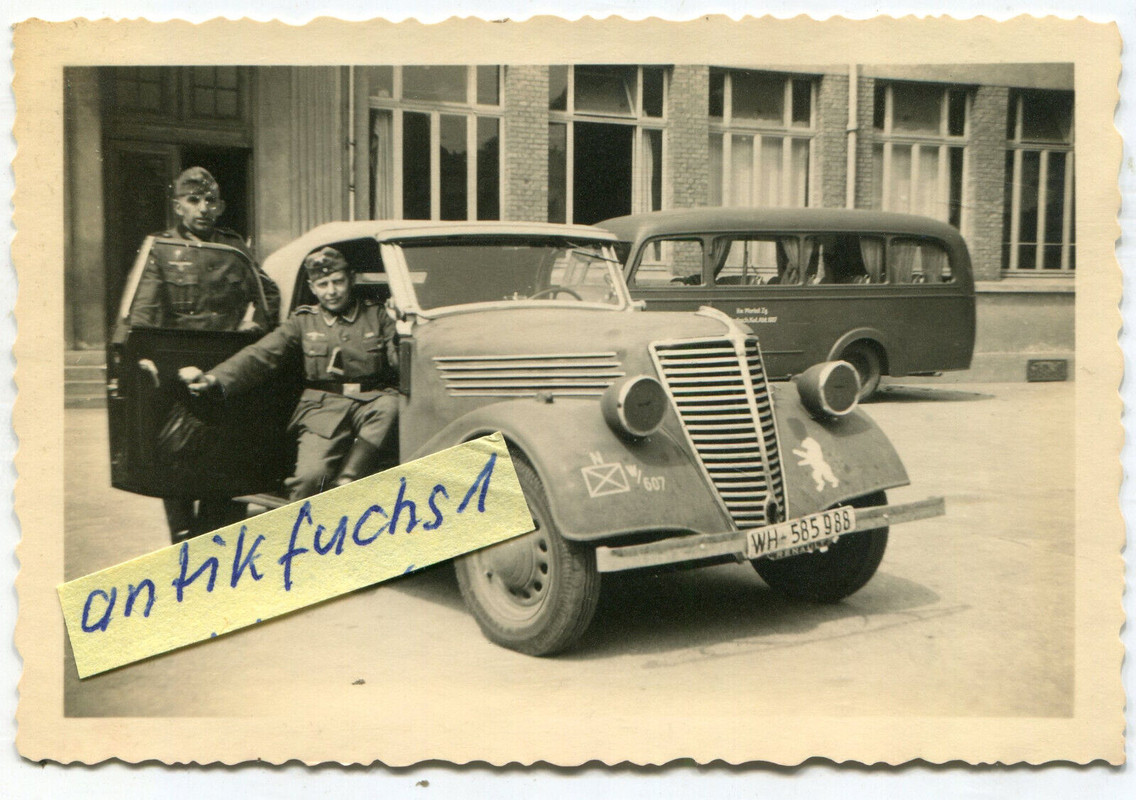 WH-Beute-PKW mit Wappen der Bären-Division in Boulogne im 2.WK