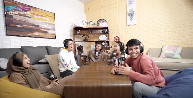 Semua seisi podcast tertawa mendengar jawaban Dimas Ramadhan pilih wanita seperti Nagita dan Zaskia