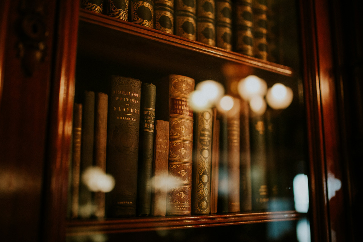 Biblioteca com livros de direito