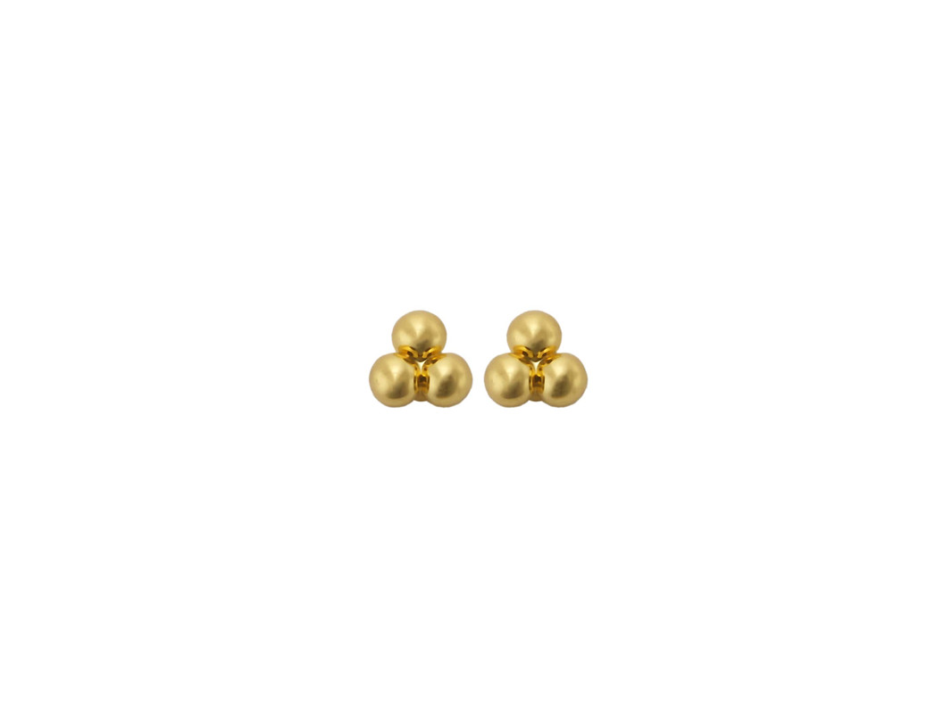 Hoe leuk zijn deze Bali inspired studs? Deze oorbel bestaat uit drie bolletjes en zijn de finishing touch voor jouw ear party!