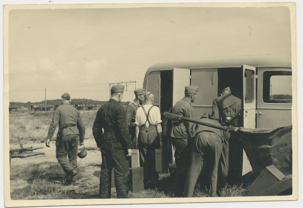 Auto Bus mit Flakgeschütz 2-cm 2.W