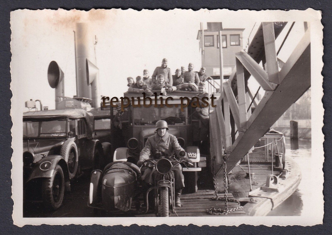 Foto Fahrzeuge LKW Soldaten Krad auf Fähre Stahlhelm Tarnbeleuchtung