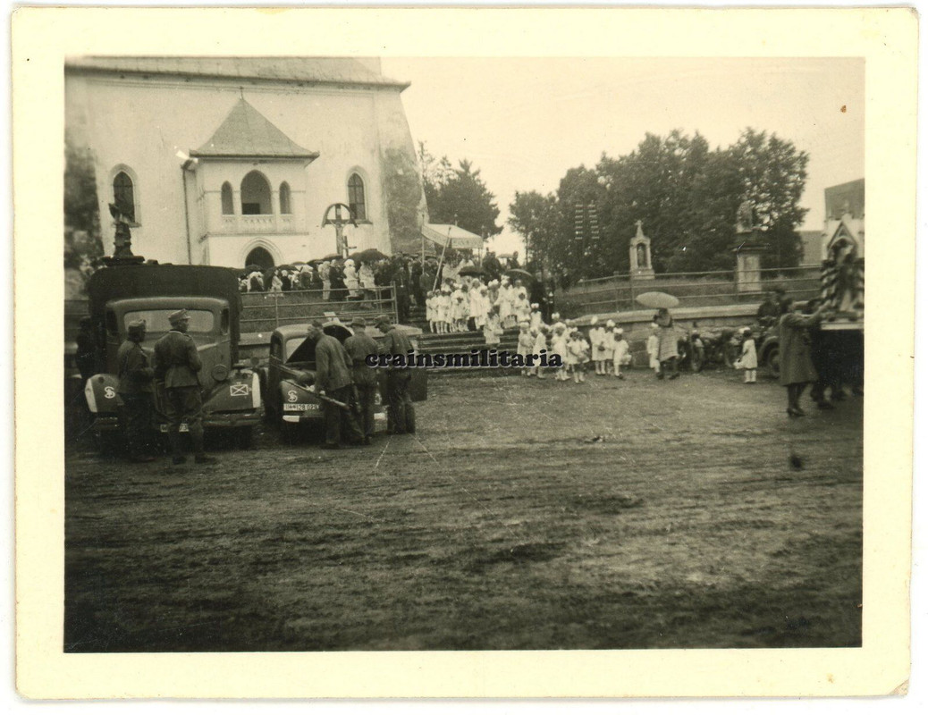 Orig. Foto Pkw Lkw m. 100.JD Wappen Bevölkerung b. Kirche STROPKOV Slowakei 1941