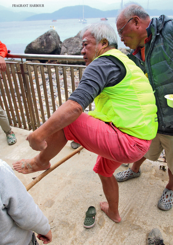 CK shows his fitness (New Year's Beach Day 2025)