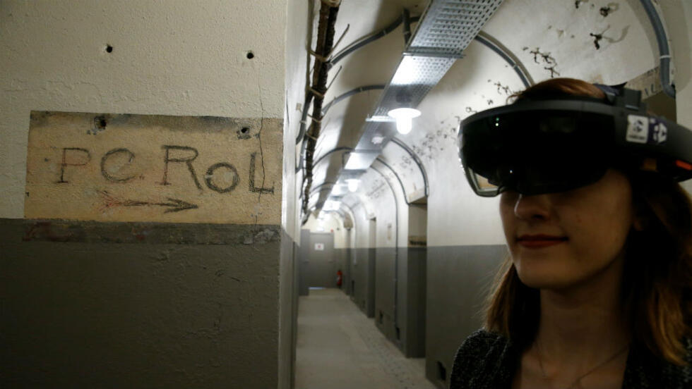 Una visitante usa gafas de realidad virtual en el acceso al búnker desde donde Henri Rol-Tanguy comandó la resistencia parisina. Pascal Rossignol - Reuters