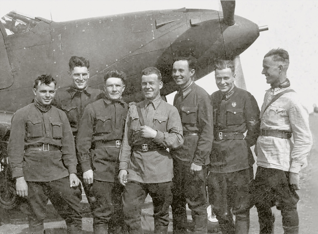 Bell-P-39-Airacobra-104GvIAP-9HYADES-298IAP-with-pilots-at-Korenovskaya-airfield-April-1943-01