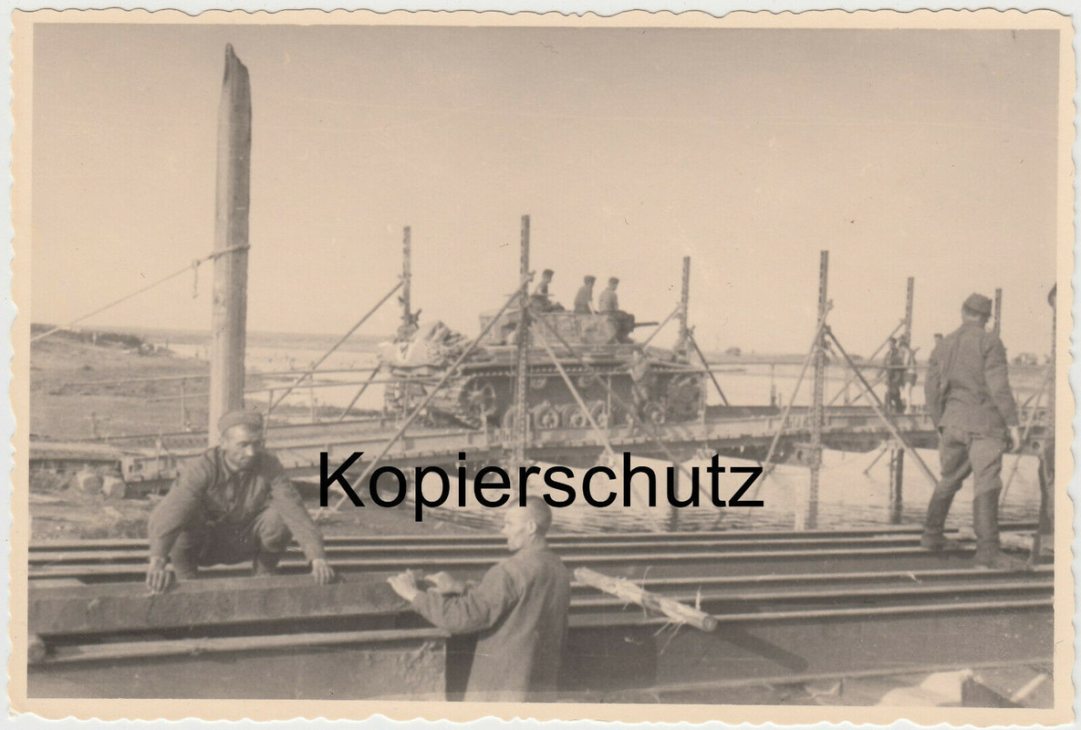 Foto Ostfront Panzerkampfwagen III auf Kriegsbrücke   russische 