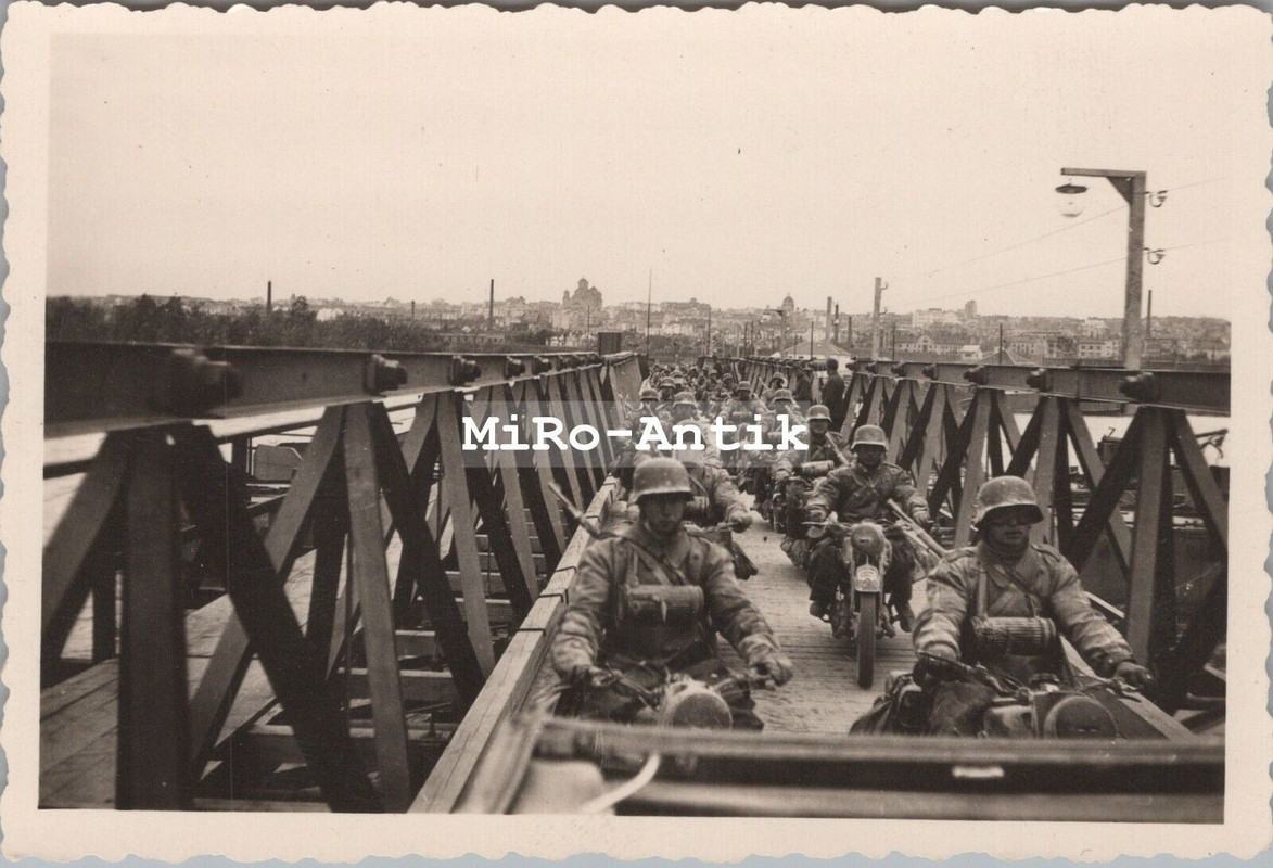 Foto, Wk2, große Rotte an Kradmeldern beim Balkan Feldzug 1941,