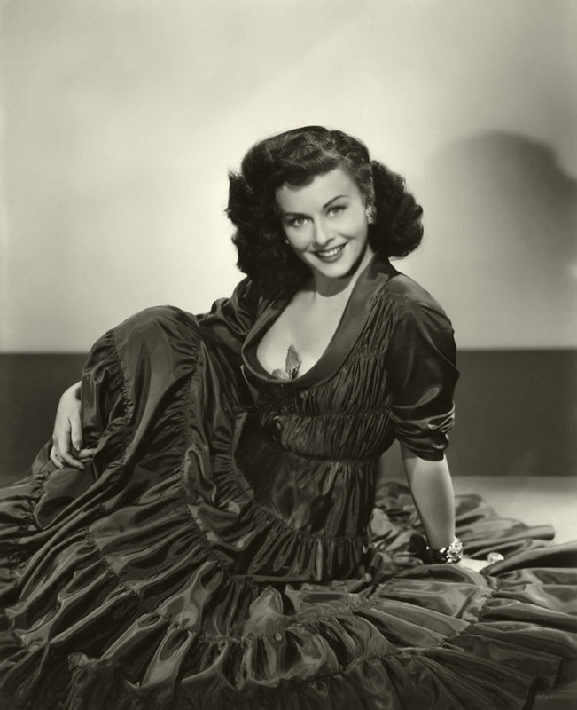 paulette_goddard_mb83