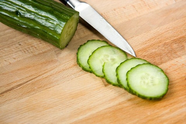 https://i.postimg.cc/nhsNb2cw/cucumber-slices-wisdom-tooth-pain.jpg
