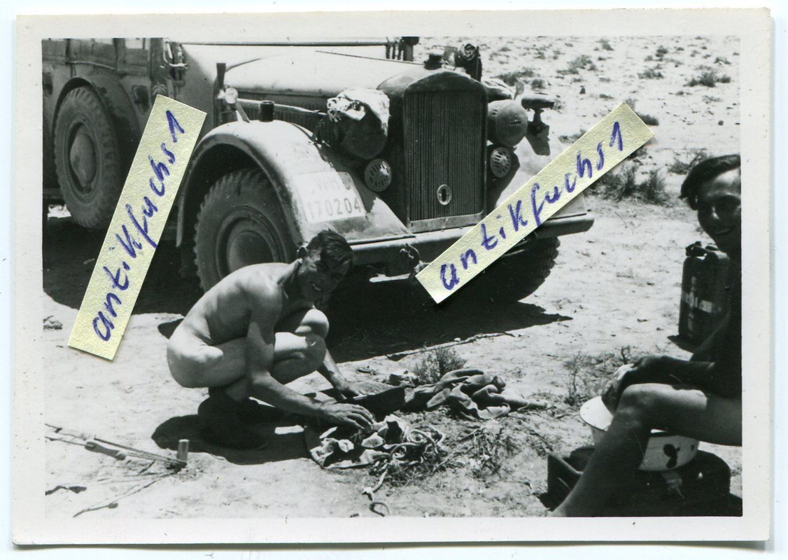 Nackter Soldat mit Kübelwagen in Afrika beim Afr