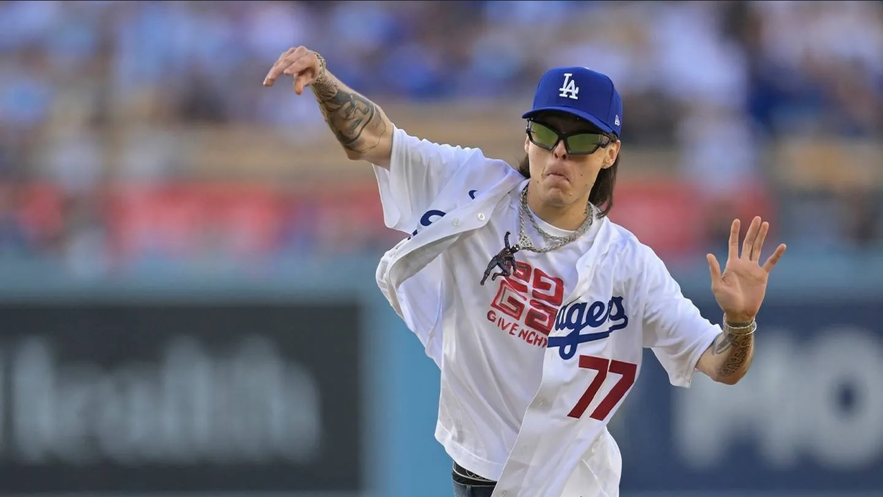 Video: Peso Pluma lanza primera bola a Julio Urías en partido de los Dodgers