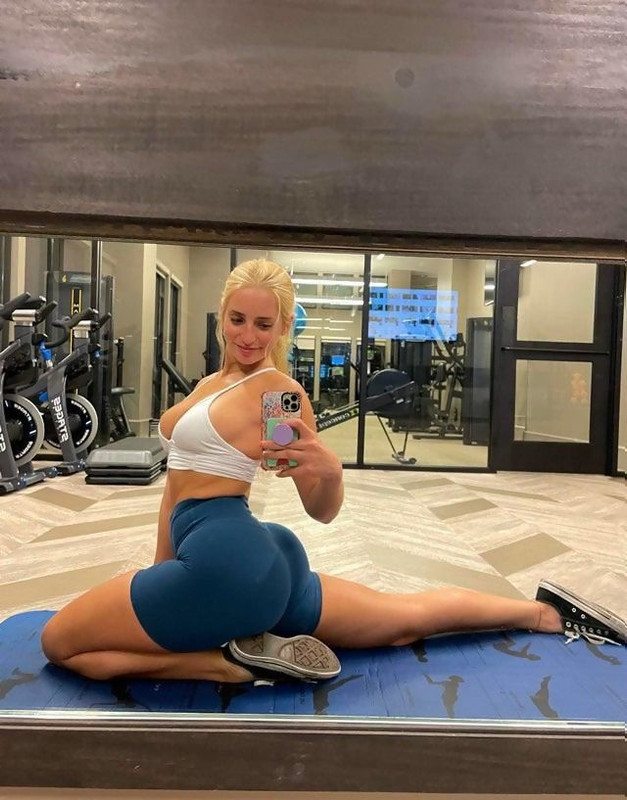 tight-clothes-always-stretch-before-your-workout-t98Mt7