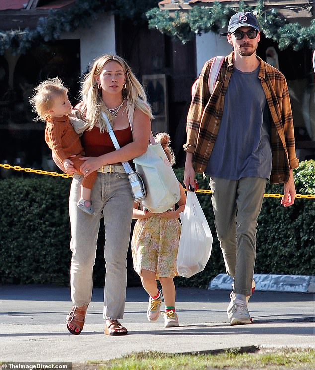 61619183-11135423-Family-time-Following-a-meal-with-her-spouse-baby-girl-one-and-t-m-73-166119139932.jpg