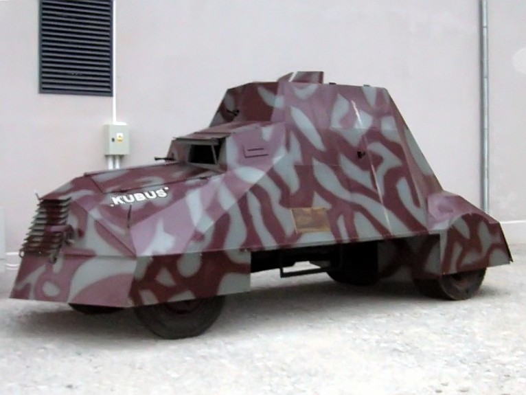 Una réplica de Kubus mostrada durante la inauguración del Museo de la Sublevación de Varsovia el 31 de julio de 2004