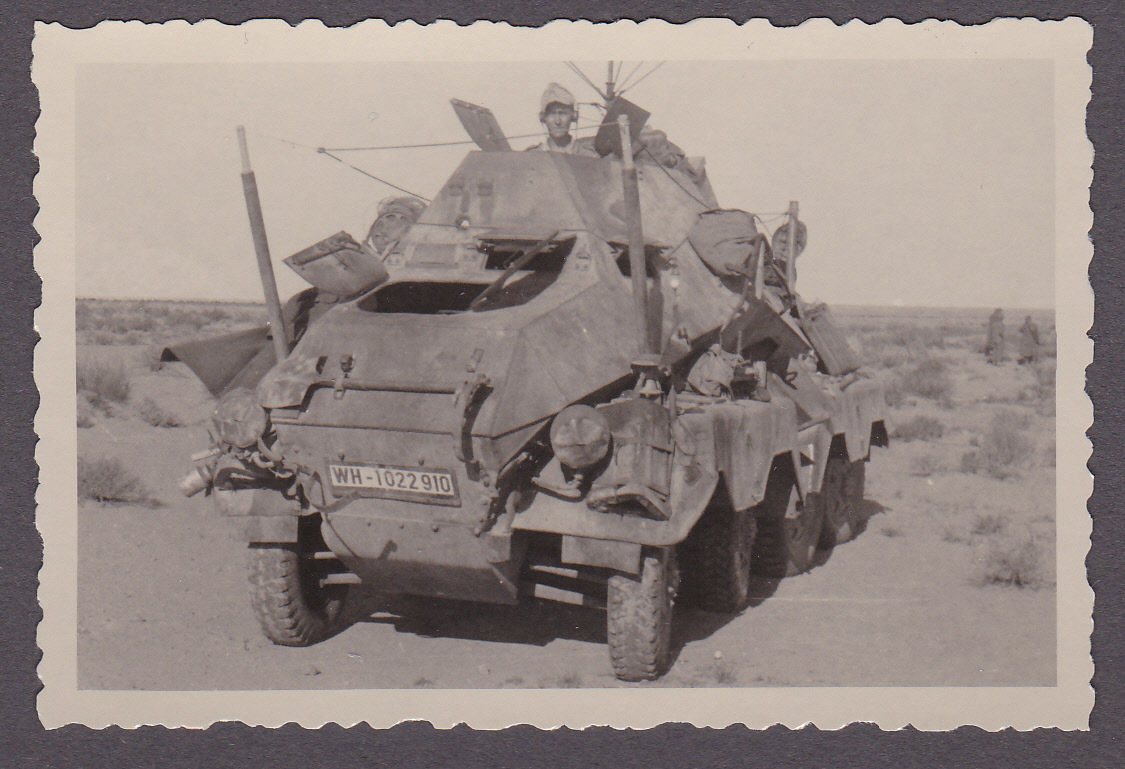 Foto 2.WK.Kamerad mit Aufklärungspanzer-WH 10229