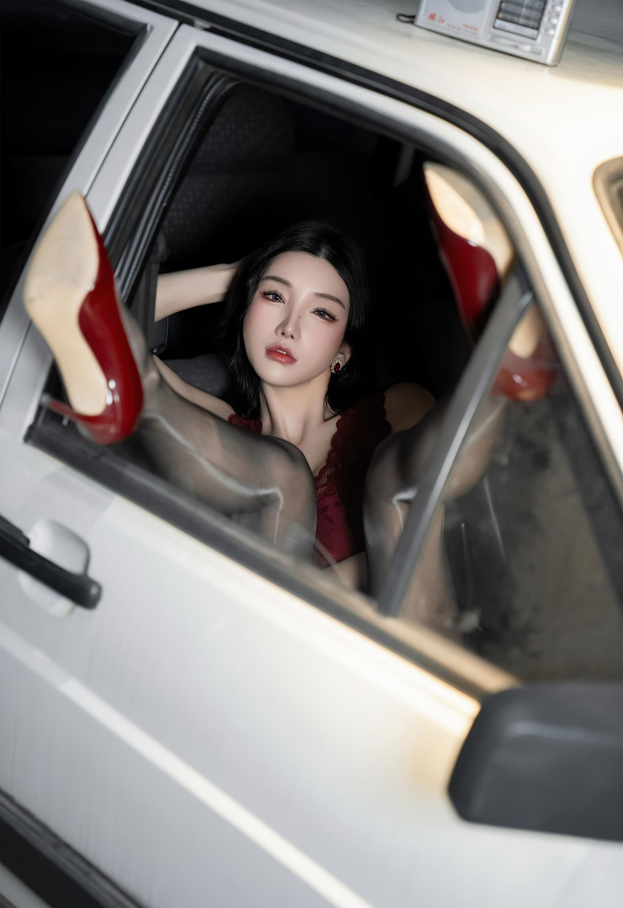 周于希《极品车模》写真，红黑拼接蕾丝上衣与黑色短裙，优雅与性感插图7