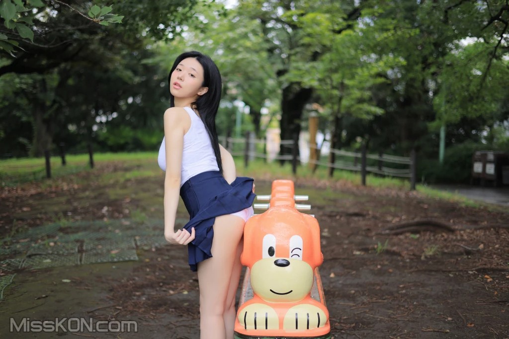 Yeon Woo (연우) 白背心蓝短裙写真，户外的自然与活力插图9