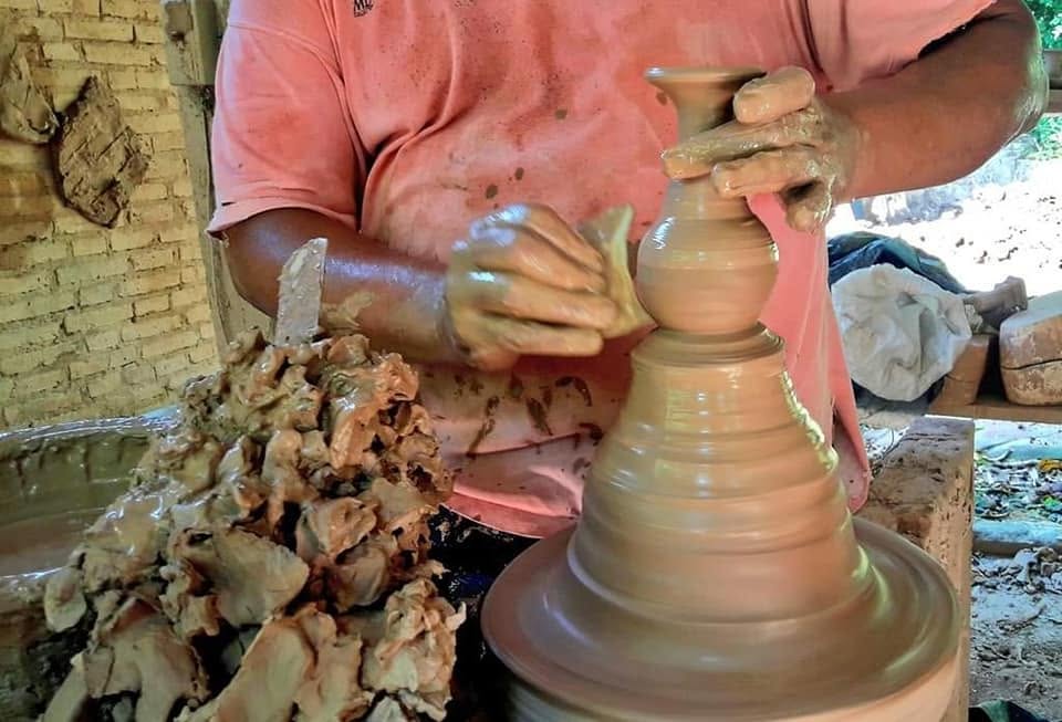 Alfarero moldeando el barro en Areguá