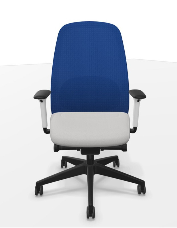 Bürostuhl mit grauem Sitz und blauem Netzrücken, Vorderansicht auf weißem Hintergrund.