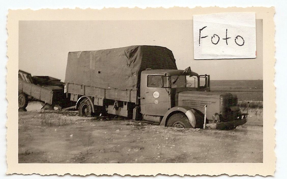 MILITÄR LKW MIT ANHÄNGER KENNUNG FESTGEFAHREN UM